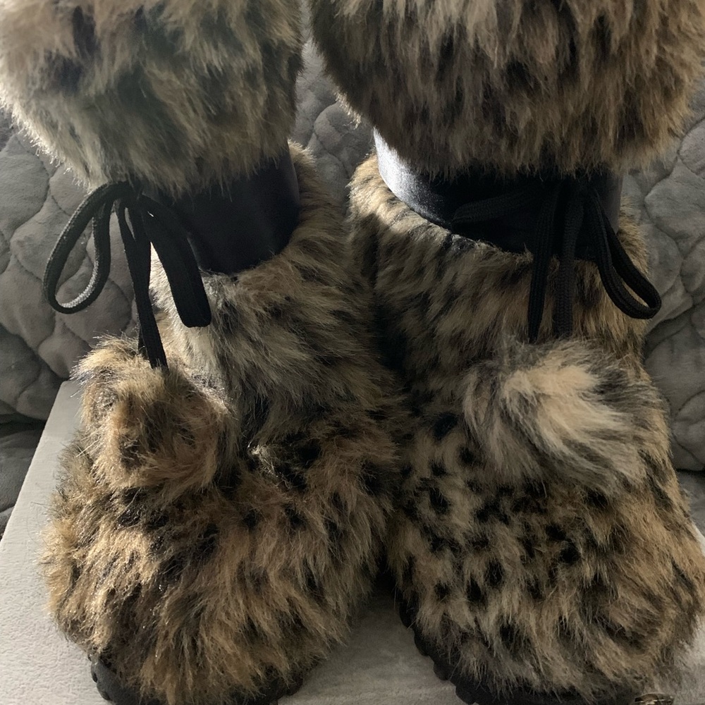 Guess little girls size 3 fur boots. Insulated. So fashion forward.pre-owned.